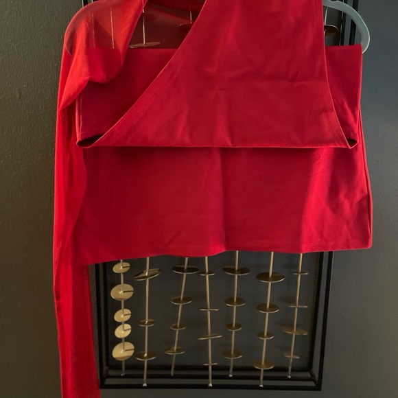 Red top. - Picture 7 of 8